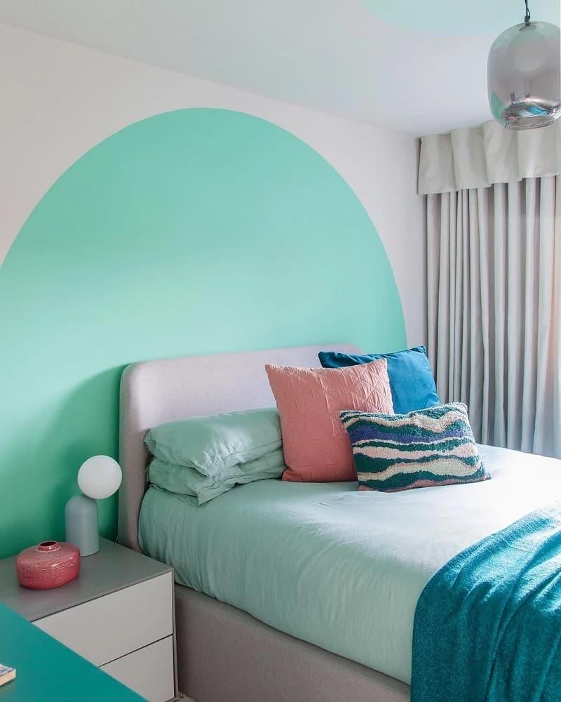 Parete dietro letto colorata, da minimalism.one