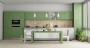Cucina verde abbinata con colori neutri e chiari