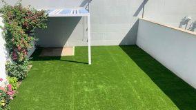 Creare un'oasi verde di relax sul terrazzo con l'erba sintetica