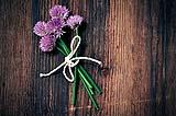 Mazzetto di fiori di erba cipollina. Ph by Pexels