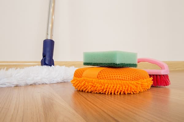 Mocio pavimenti: come lavarlo, igienizzarlo e togliere la puzza 