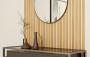 Listelli legno decorativi: parete con listelli in legno reggente uno specchio (fonte: planeo-shop.it)