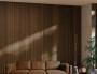 Divisori in legno: una parete con listelli di legno in soggiorno (fonte: xlab.design)