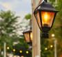 Arredare una veranda rustica: la luce soffusa delle lanterne creerà l'atmosfera ideale