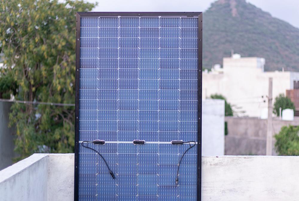 Pannello solare bifacciale su tetto piano