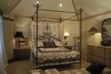 Camera da letto classica con letto a baldacchino