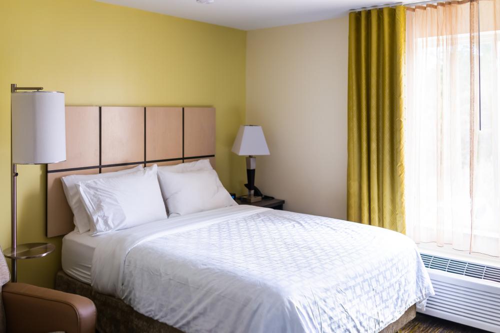 Camera da letto parete gialla