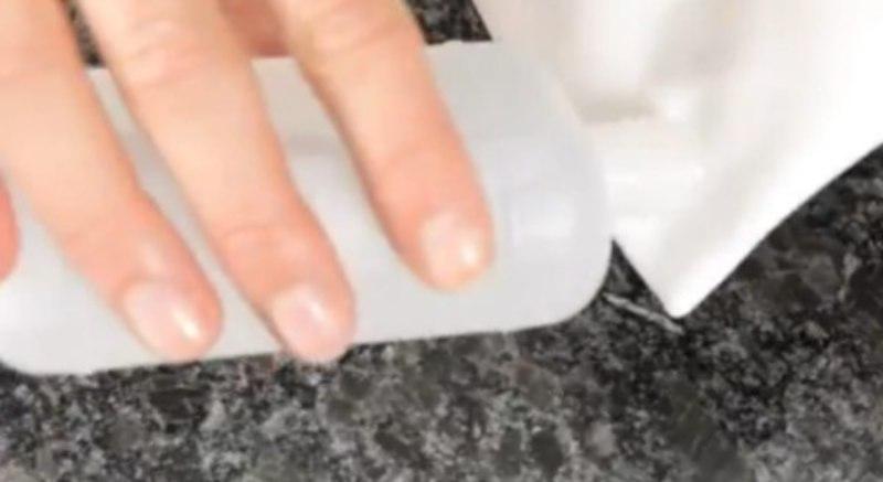 Ci servirà per prima cosa un detergente delicato (fonte: canale YouTube Picobello Italia)