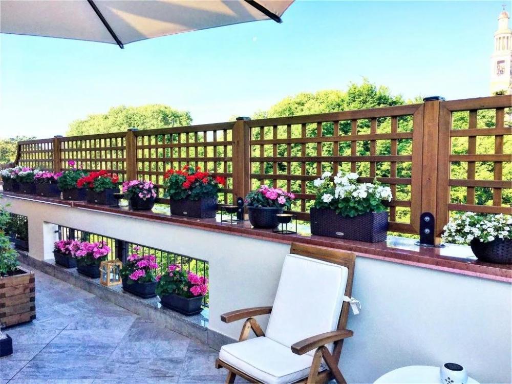 Grigliati con piante per privacy balcone - Cereda Legnami