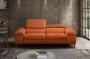 Il divano Cecilia di Zaggia Salotti in color papaya 
