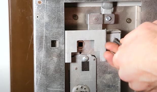 Rimozione placche di bloccaggio 