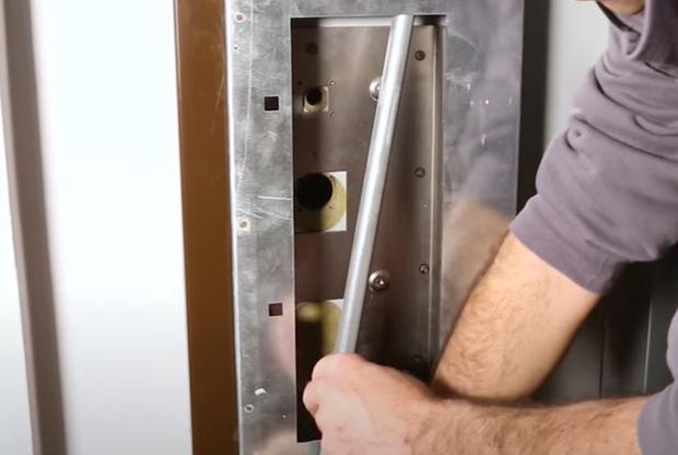 Rimozione aste porta blindata