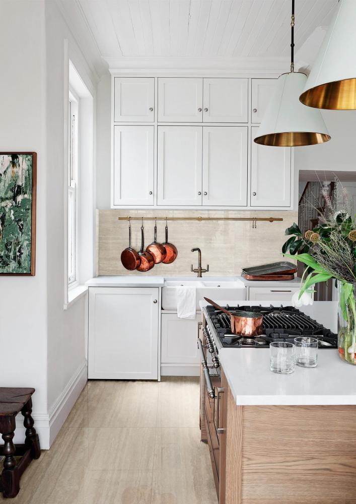Cucina bianca con quadro e stoviglie colorate