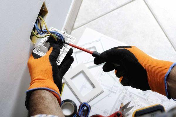 Inserire prese elettriche in bagno