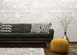 Cuscini con stampe moderne su divano