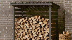 Accatastare la legna all'aperto con le legnaie