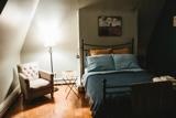 Camera da letto con lampada da pavimento 