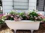Fioriera da riuso creativo vasca da bagno, da Flea Market Gardening 