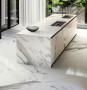 Cucina con pavimento effetto marmo di Refin