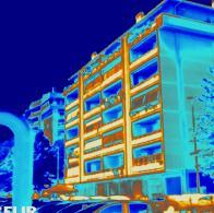 Immagine termografica facciate edificio ii cui si notano gli elementi strutturali
