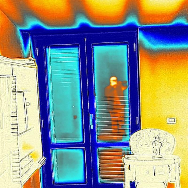 Immagine termografica che evidenzia le dispersioni prodotte da un infisso non a taglio termico e montato non a regola d'arte