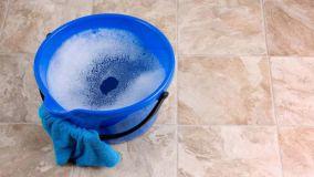 Pulire i soffitti alti: metodi e detergenti per ogni esigenza