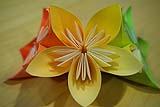 Fiore finto di carta ottenuto con la tecnica origami