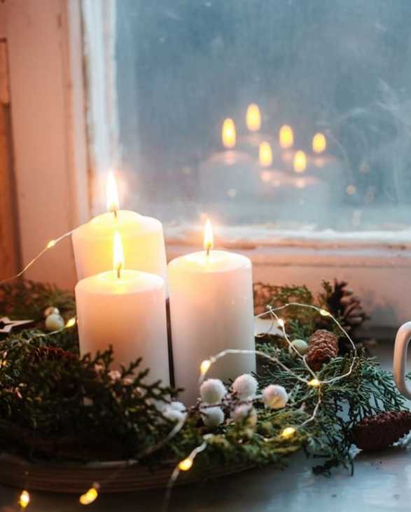 Candles to decorate windows at Christmas, photo by Anna Blazhuk, from Getty Images