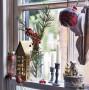 Composizioni green per decorare le finestre a Natale, foto di Nassima Rothacker, da countryliving.com 