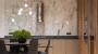 Rivestimento e top cucina in marmo bianco e nero - Foto: Pexels