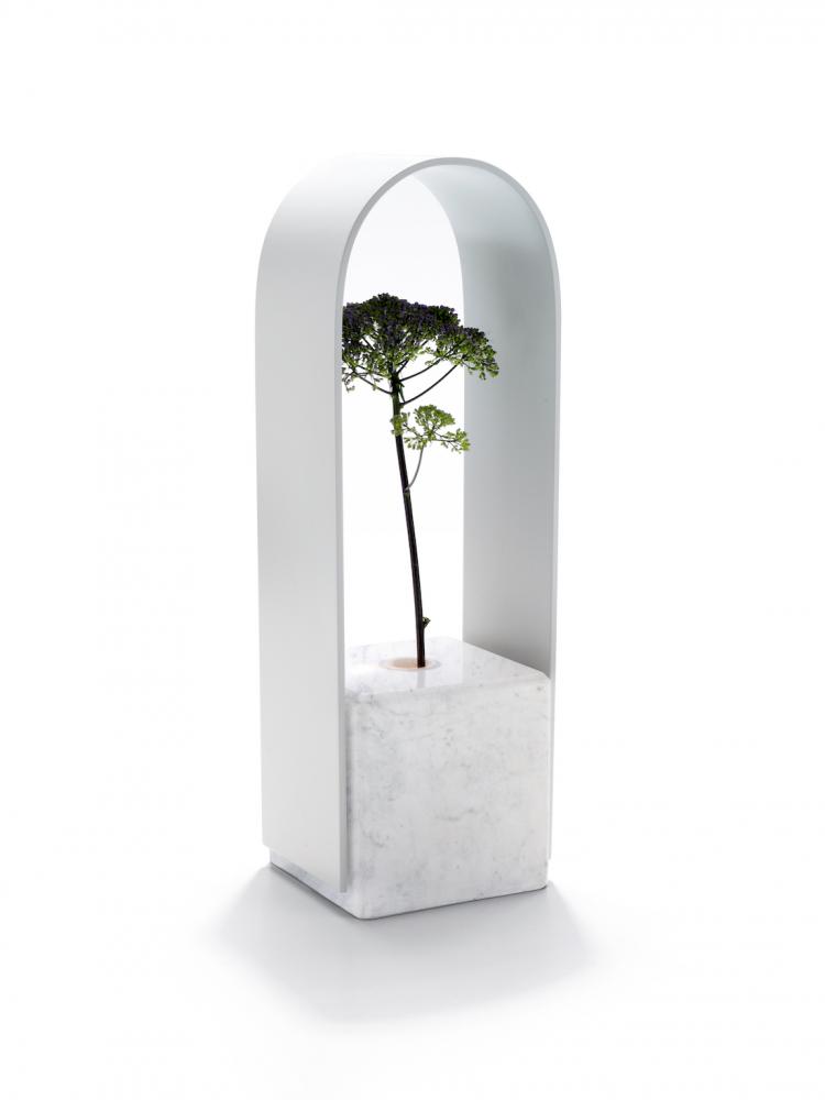 Accessori design in marmo: lampada Loop - Foto: Gaetano Del Mauro