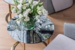 Tavolo con top in marmo - Foto: Pexels