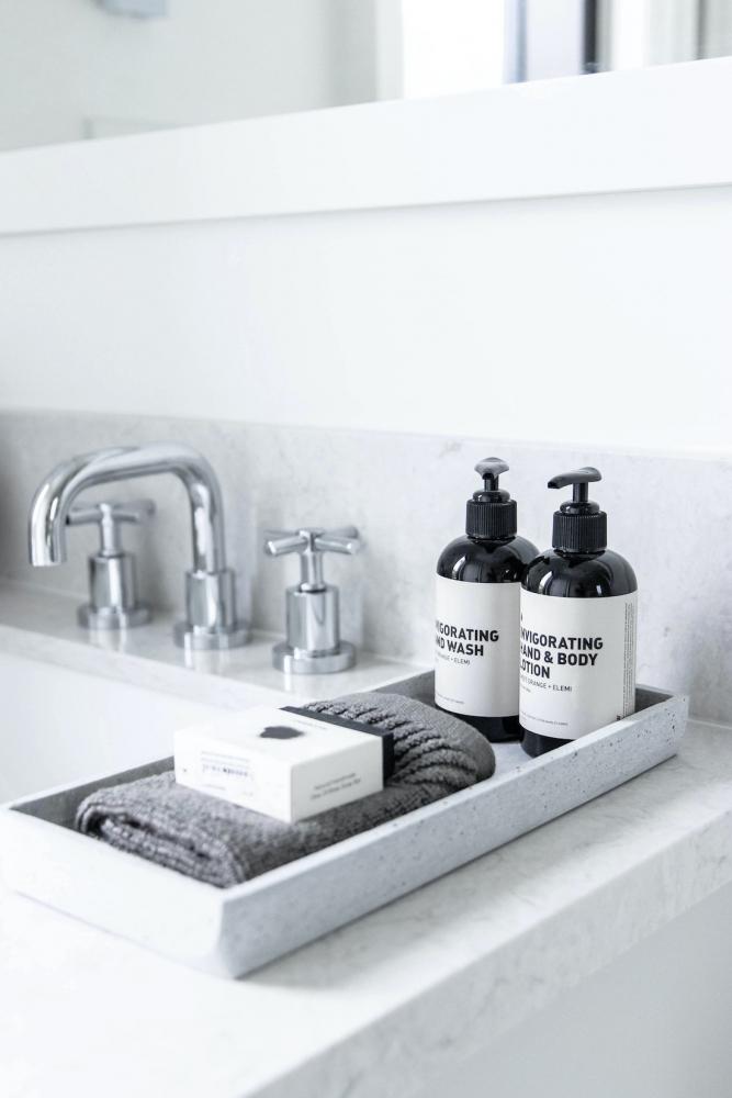 Idee arredamento e home decor in marmo: contenitori per il bagno - Foto: Unsplash