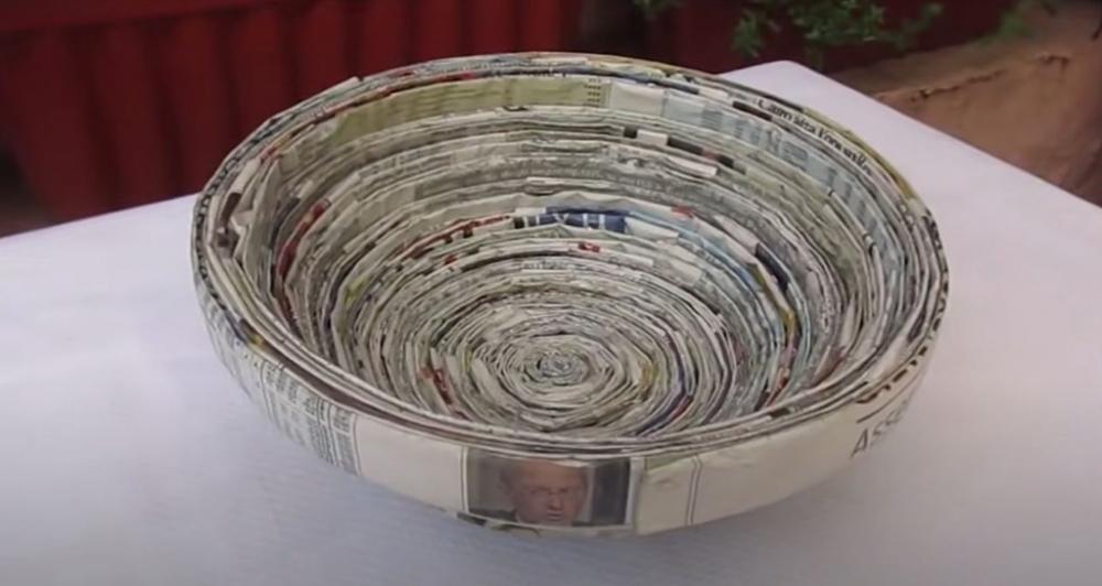 Ciotola realizzata con fogli di giornale riciclati