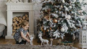 Soluzioni per decorare un albero di Natale innevato