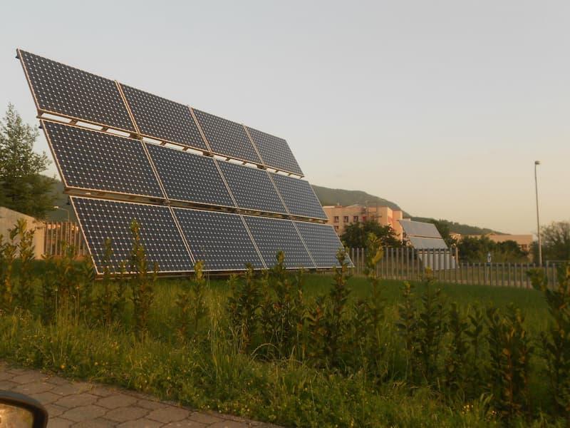 Impianto fotovoltaico Unisa - roquejaw - wikimedia commons