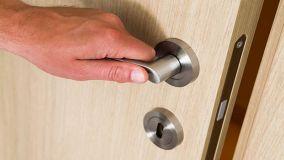 Suggerimenti per riparare la maniglia di una porta