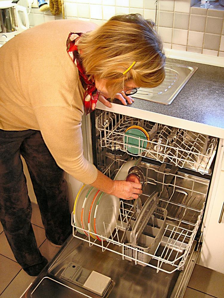 Svuotate la lavastoviglie prima di pulirla