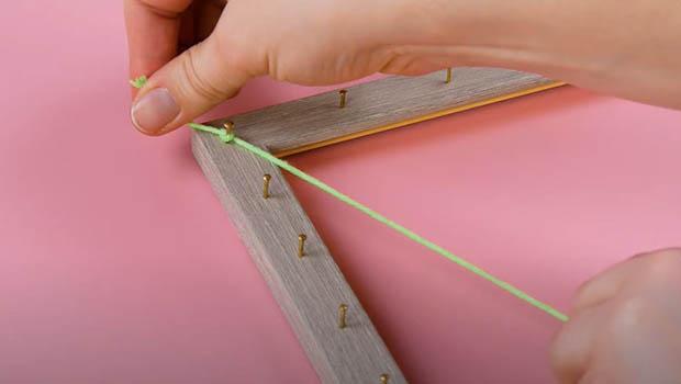 Fissate il filo di lana ad un chiodino. Ph from Canale Youtube Sagace