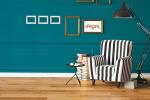 Battiscopa in legno bianco su parete colorata - ePROFIL