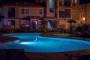 Illuminazione piscina con faretti. Foto by Pixabay