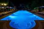 Illuminazione interna di una piscina. Foto by Pixabay