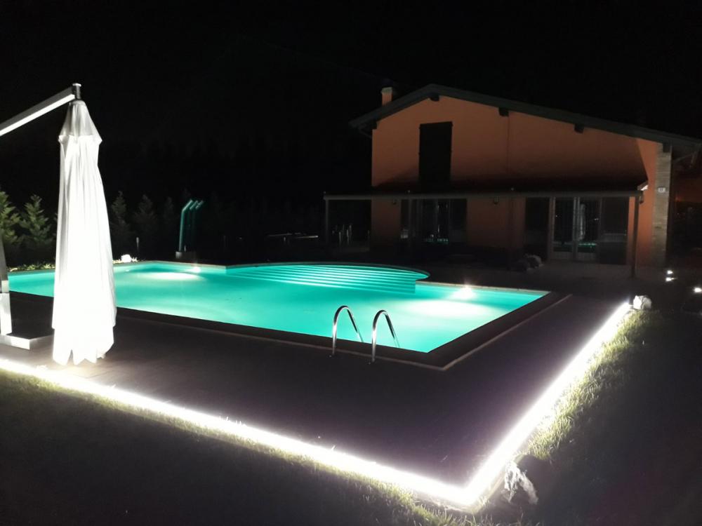 Illuminazione perimetrale della piscina. Foto by Til Systems