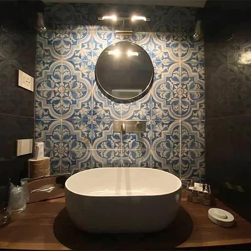 Rivestimento angolo lavabo bagno con maioliche - Scianna Ceramiche