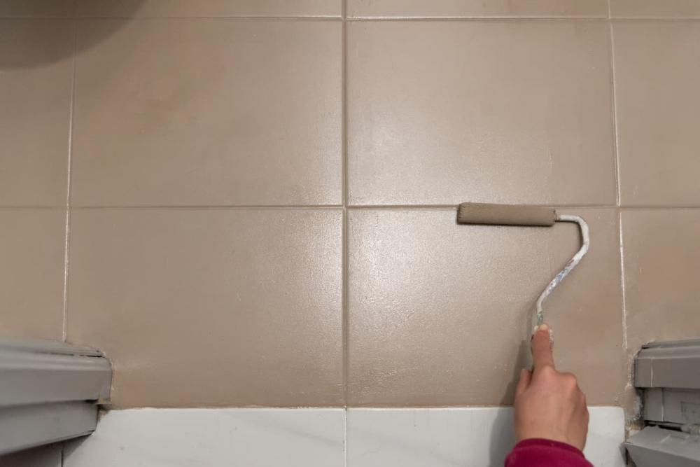 Rinnovare il colore del pavimento in bagno - foto Gettyimages