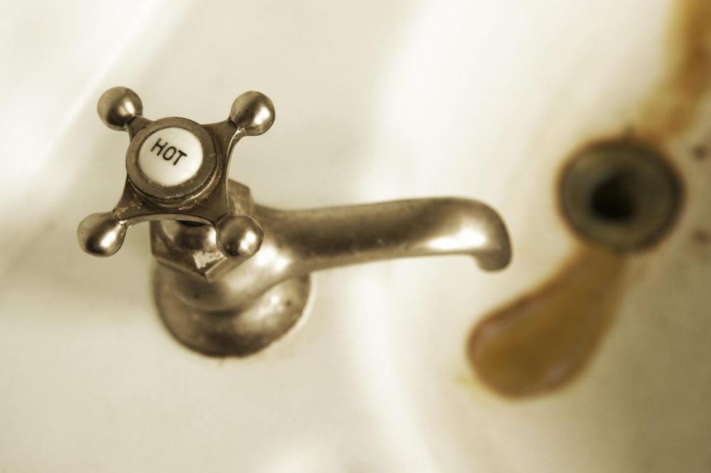 Vecchio rubinetto con manopola a croce by Getty Images