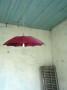 Anche un ombrello vecchio può essere utile per un lampadario. Foto da Pinterest