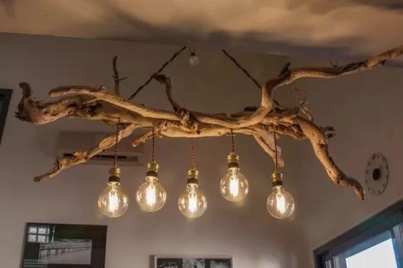 Lampadario realizzato con un vecchio ramo. Foto da Pinterest