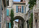 Edifici storici ristrutturati in un borgo francese. Foto Pixabay