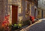 La strada di un borgo con edifici storici ristrutturati. Foto Pixabay
